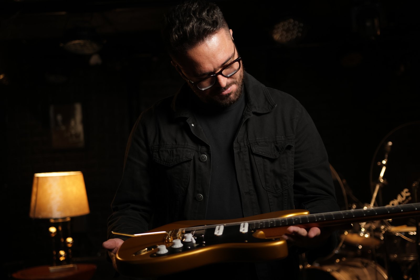 Henrique Valerio segurando sua guitarra